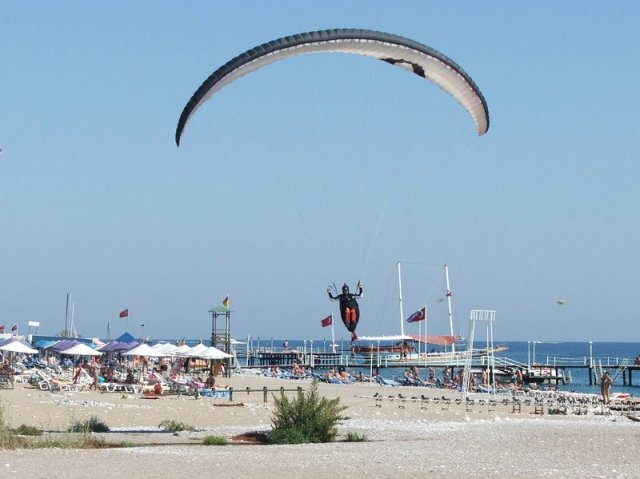 25 Miran po nizkem preletu plaže