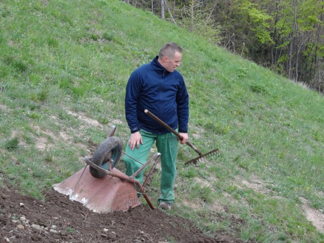 nasip zemlje na položeno mrežo